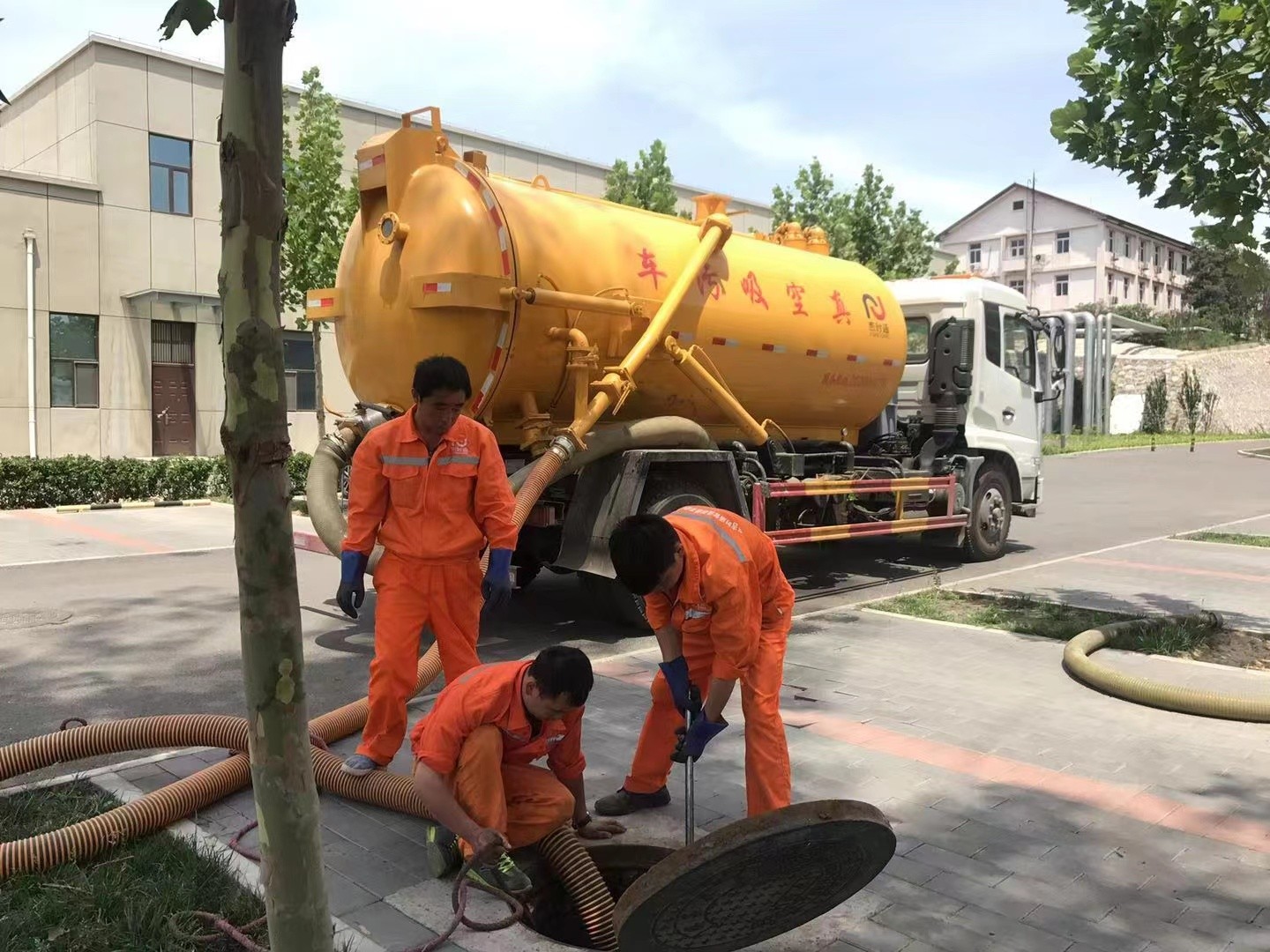 石碣镇管道疏通车停在窨井附近