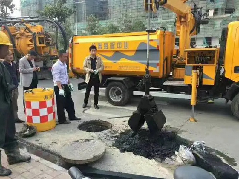 石碣镇街道：网格员化身“清道夫”，为民解忧疏通“堵心”化粪池
