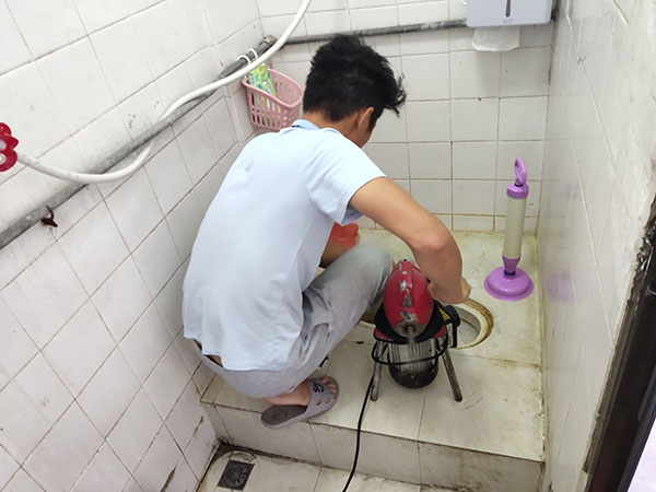 石碣镇肥皂掉到马桶里把马桶堵住了怎么办？马桶堵住了怎么办