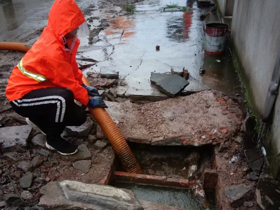 石碣镇专业清理污水池 炜誉市政以规范流程守护城市 “肠道”